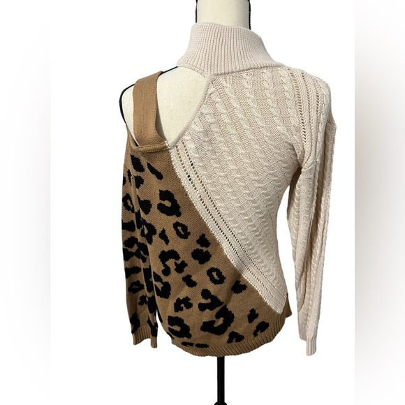 Andree Asymmetrical Sweater with Shoulder Cut Out and Gold Fastener New - Picture 5 of 10